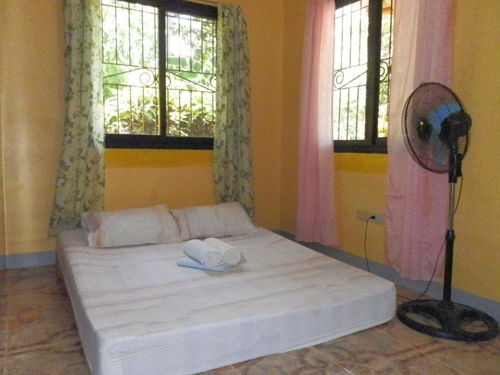 Aparthotel The Blue Pagong Puerto Galera Exterior foto